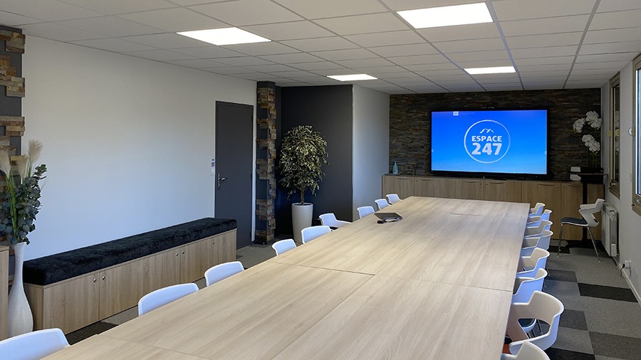 écran interactif installé dans une salle de réunion